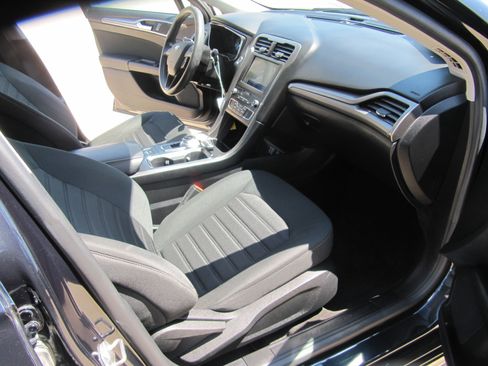 Used 2020 Ford Fusion SE FWD image 19