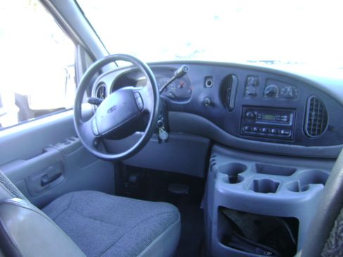 Used 2001 Ford E-350 and Econoline 350 Super Duty RWD image 9