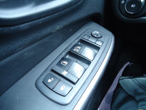 Used 2019 Jeep Cherokee Latitude Plus image 18