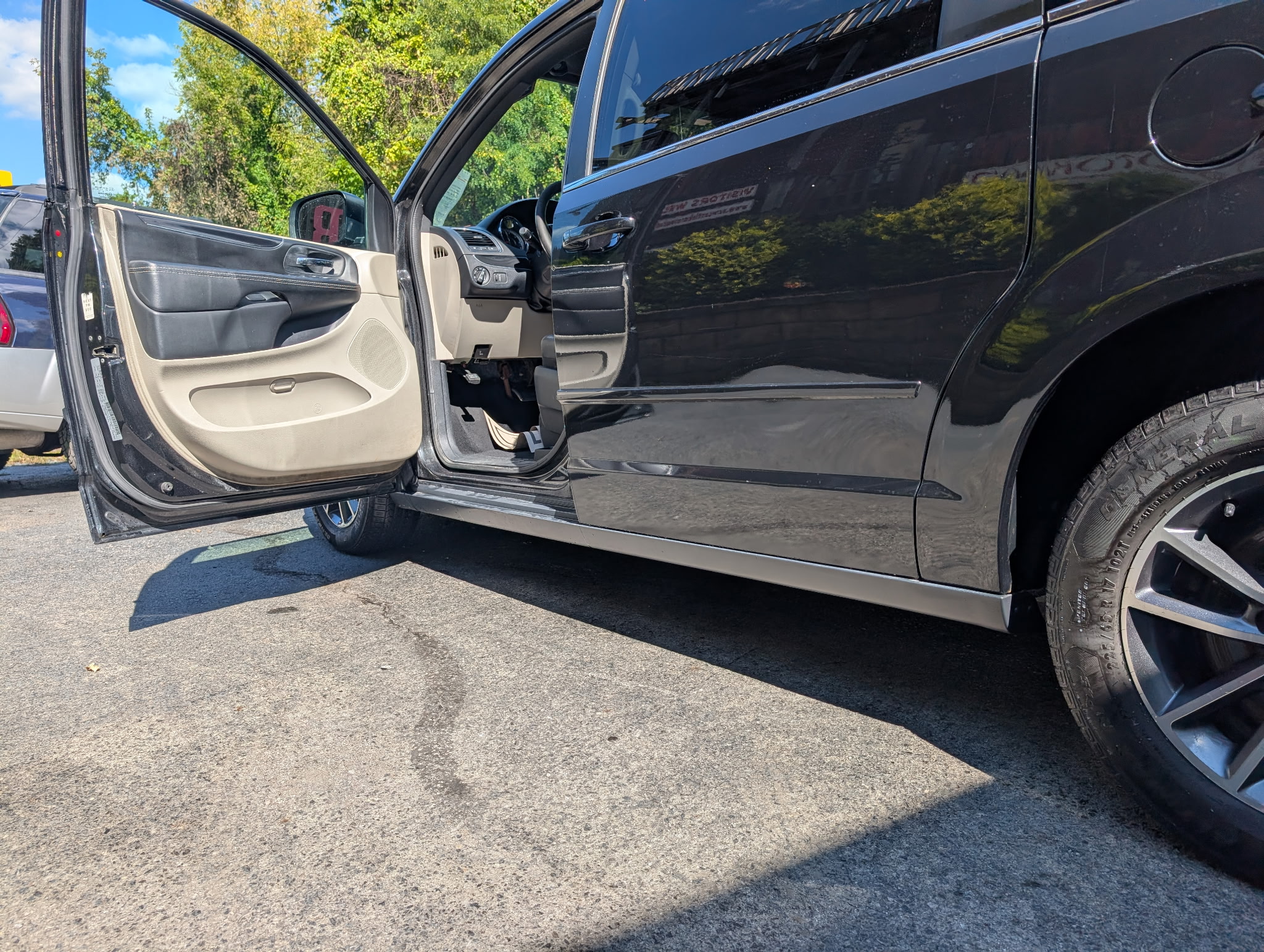 Used 2017 Dodge Grand Caravan SXT FWD image 8