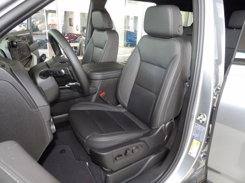 Used 2025 Chevrolet Suburban RST image 20