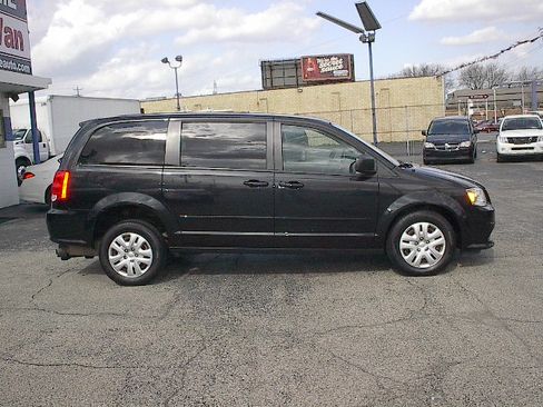Used 2016 Dodge Grand Caravan SE image 3