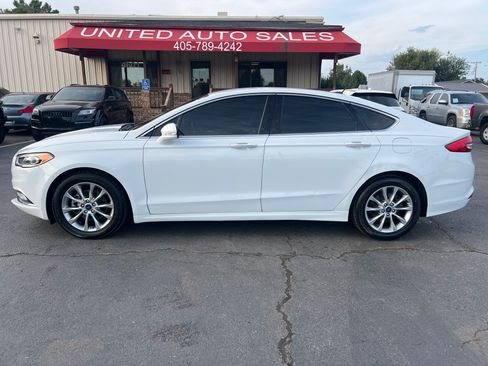 Used 2017 Ford Fusion SE image 1