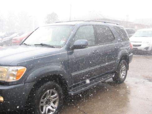 Used 2005 Toyota Sequoia SR5 image 1