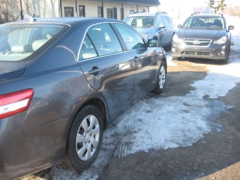 Used 2011 Toyota Camry XLE image 4