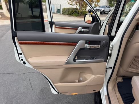 Used 2013 Toyota Land Cruiser image 24