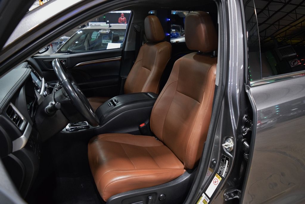 Used 2018 Toyota Highlander Limited V6 w/ 3rd Row FWD image 19
