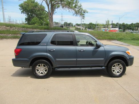 Used 2005 Toyota Sequoia 4WD Limited image 2