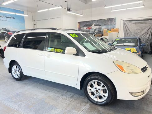 Used 2005 Toyota Sienna XLE image 9