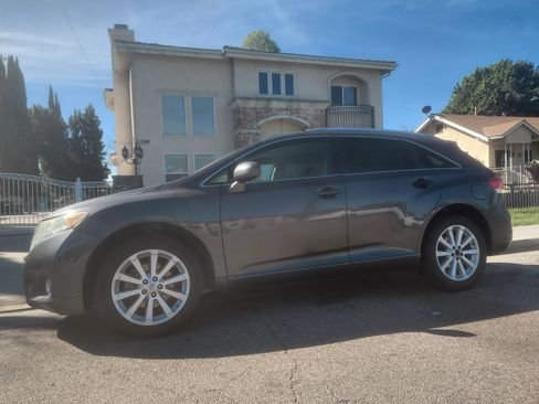 Used 2011 Toyota Venza image 2