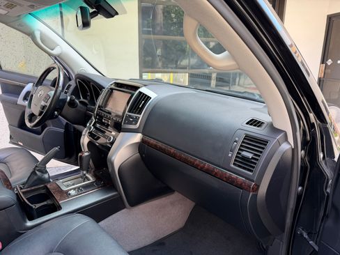 Used 2013 Toyota Land Cruiser image 26