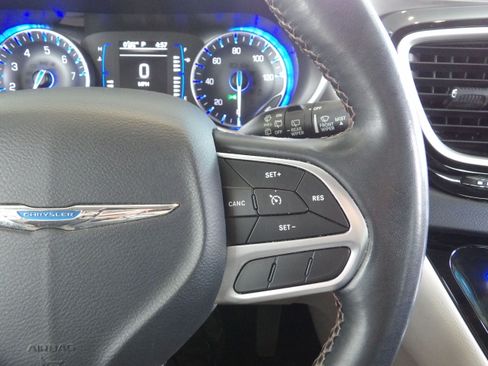 Used 2020 Chrysler Pacifica Touring image 29