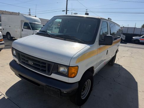 Used 2006 Ford E-350 and Econoline 350 Super Duty Wagon RWD image 6