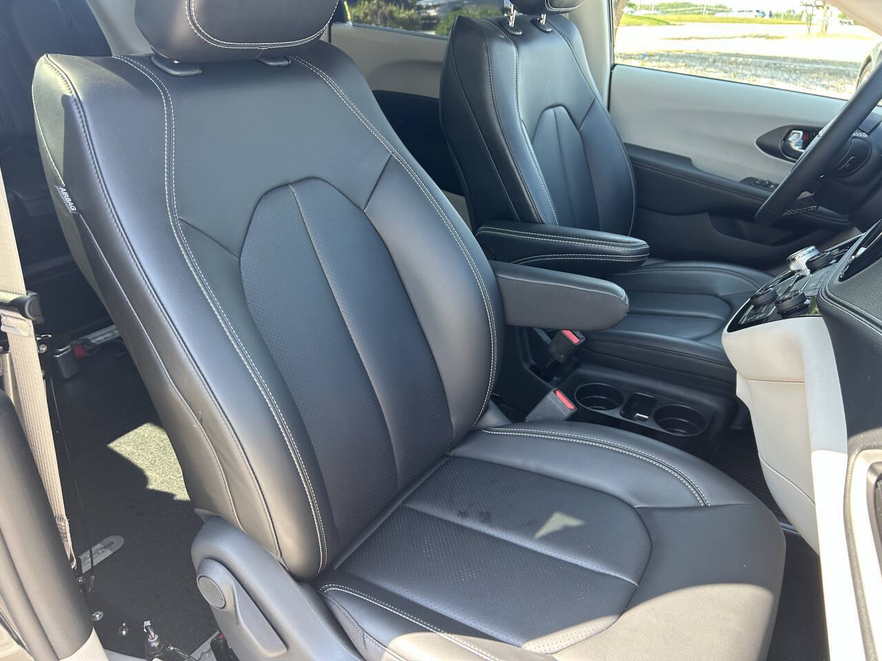 Used 2023 Chrysler Pacifica Touring-L FWD image 24