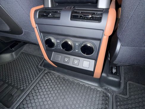 Used 2025 Land Rover Defender 110 OCTA image 31