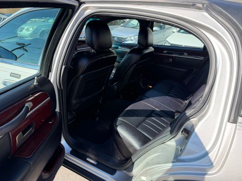 Used 2005 Lincoln Town Car Signature image 11