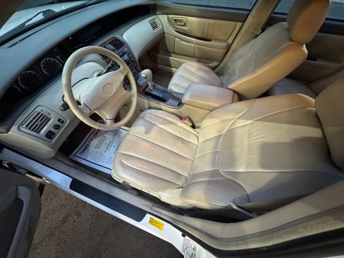 Used 2001 Toyota Avalon XLS image 3