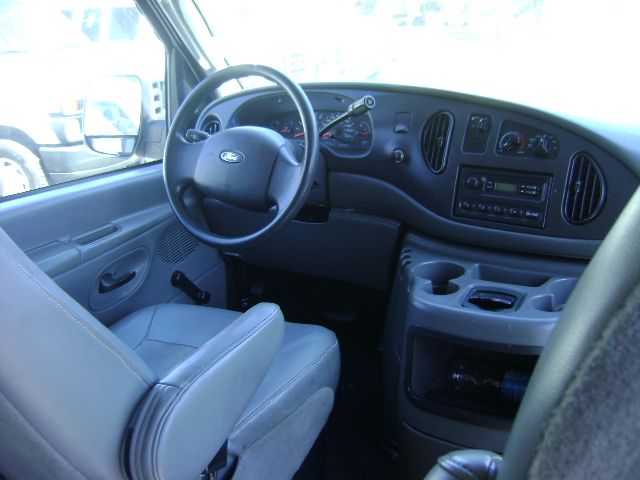 Used 2005 Ford E-250 and Econoline 250 UNAVAIL RWD image 12