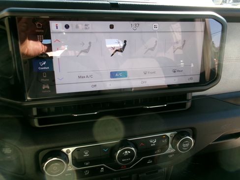 Used 2024 Jeep Wrangler Sport S image 8