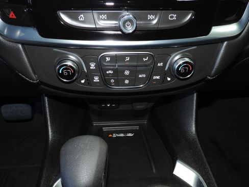 Used 2023 Chevrolet Traverse LT image 36