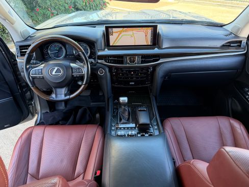 Used 2016 Lexus LX 570 image 3