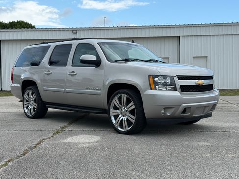 Used 2007 Chevrolet Suburban LT RWD image 7