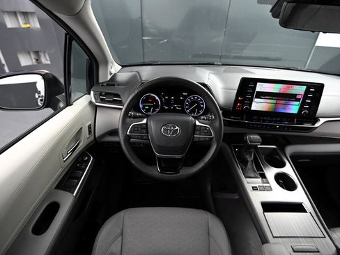 Used 2022 Toyota Sienna Limited image 29
