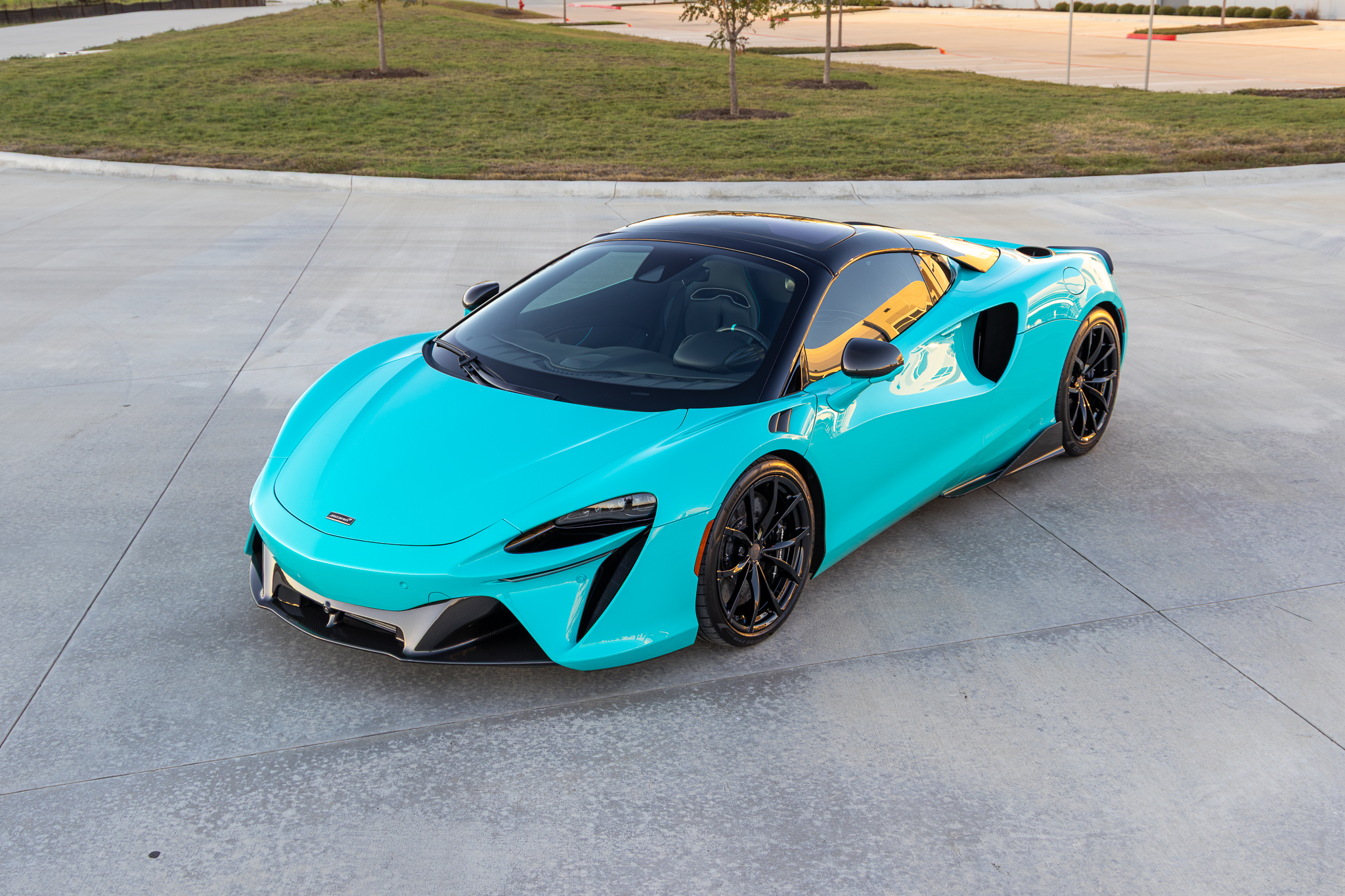 Used 2025 McLaren Artura Spider RWD image 9