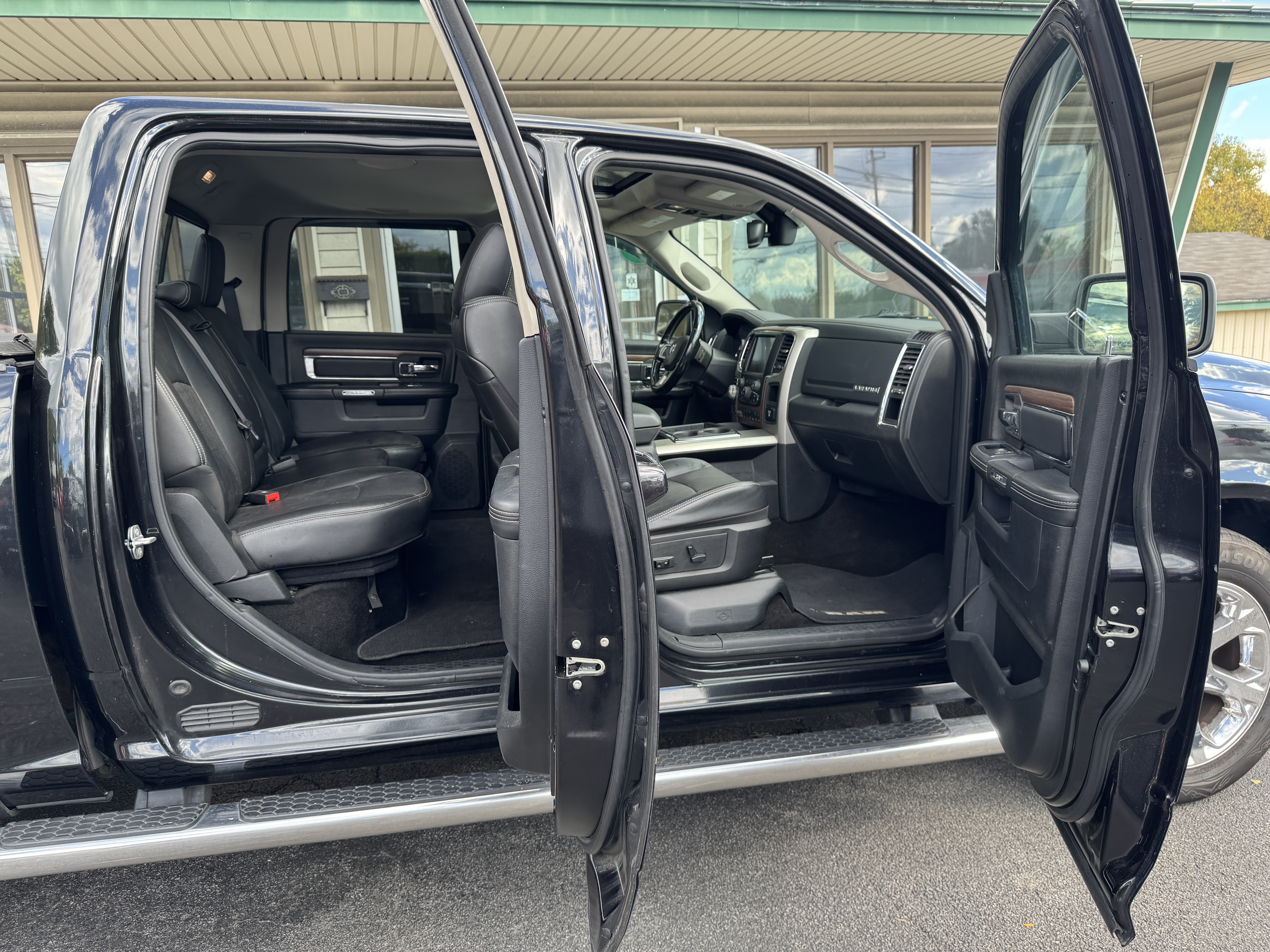 Used 2015 RAM 1500 4x4 Crew Cab Laramie image 20