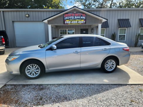 Used 2017 Toyota Camry LE Sedan 4D FWD image 1