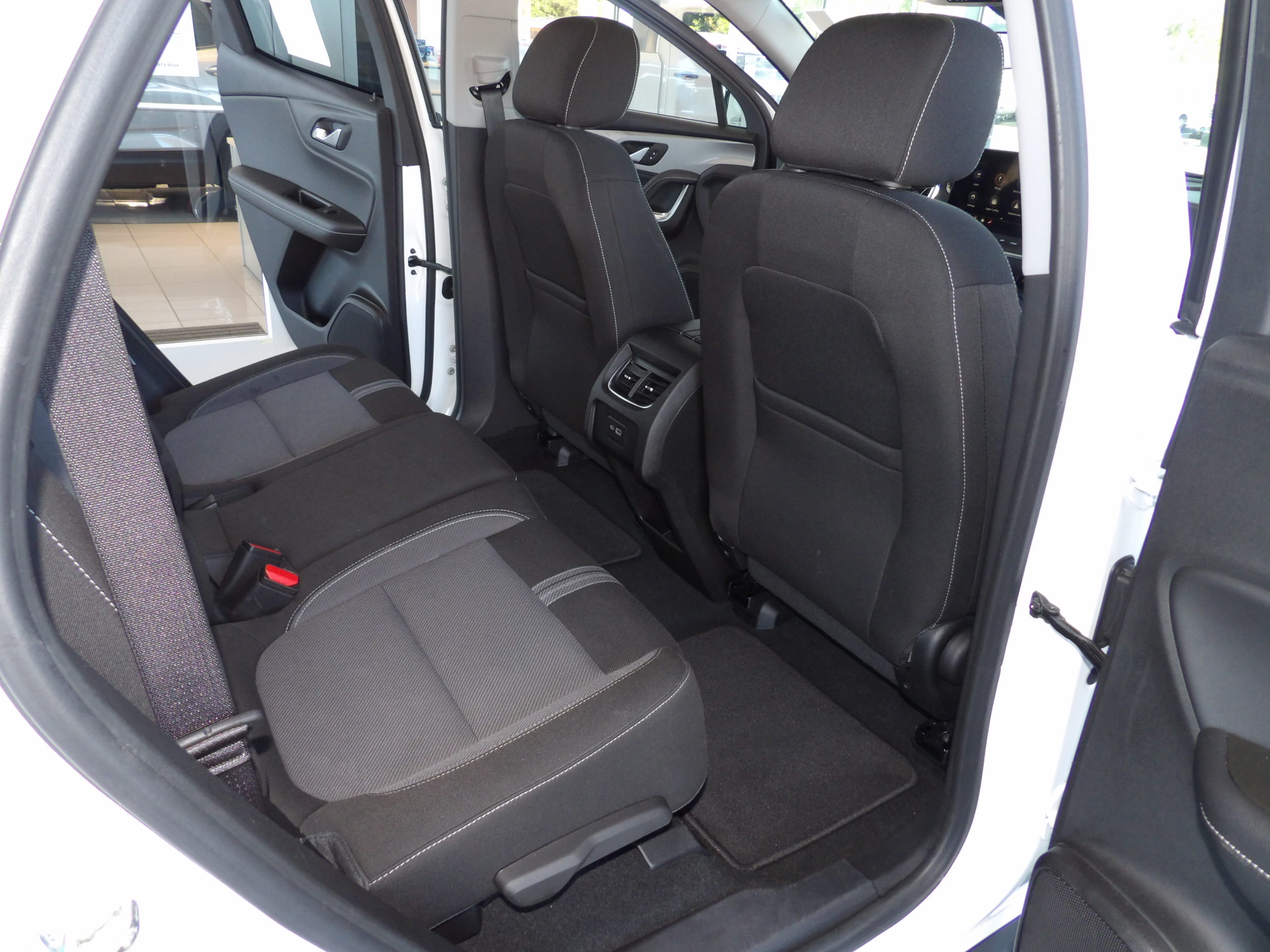 Used 2025 Chevrolet Blazer FWD LT w/ 2LT image 17