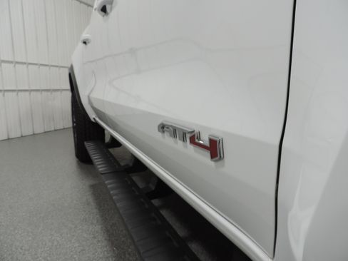 Used 2024 GMC Canyon AT4 image 14