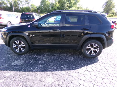 Used 2017 Jeep Cherokee Trailhawk image 2