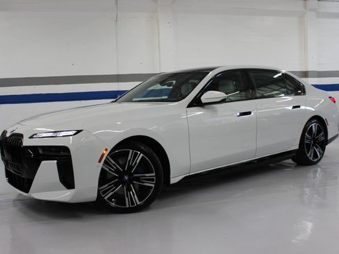 Used 2023 BMW i7 xDrive60 AWD/4WD image 2