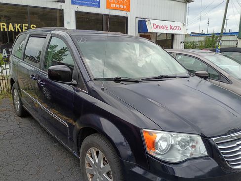 Used 2014 Chrysler Town & Country Touring FWD image 3