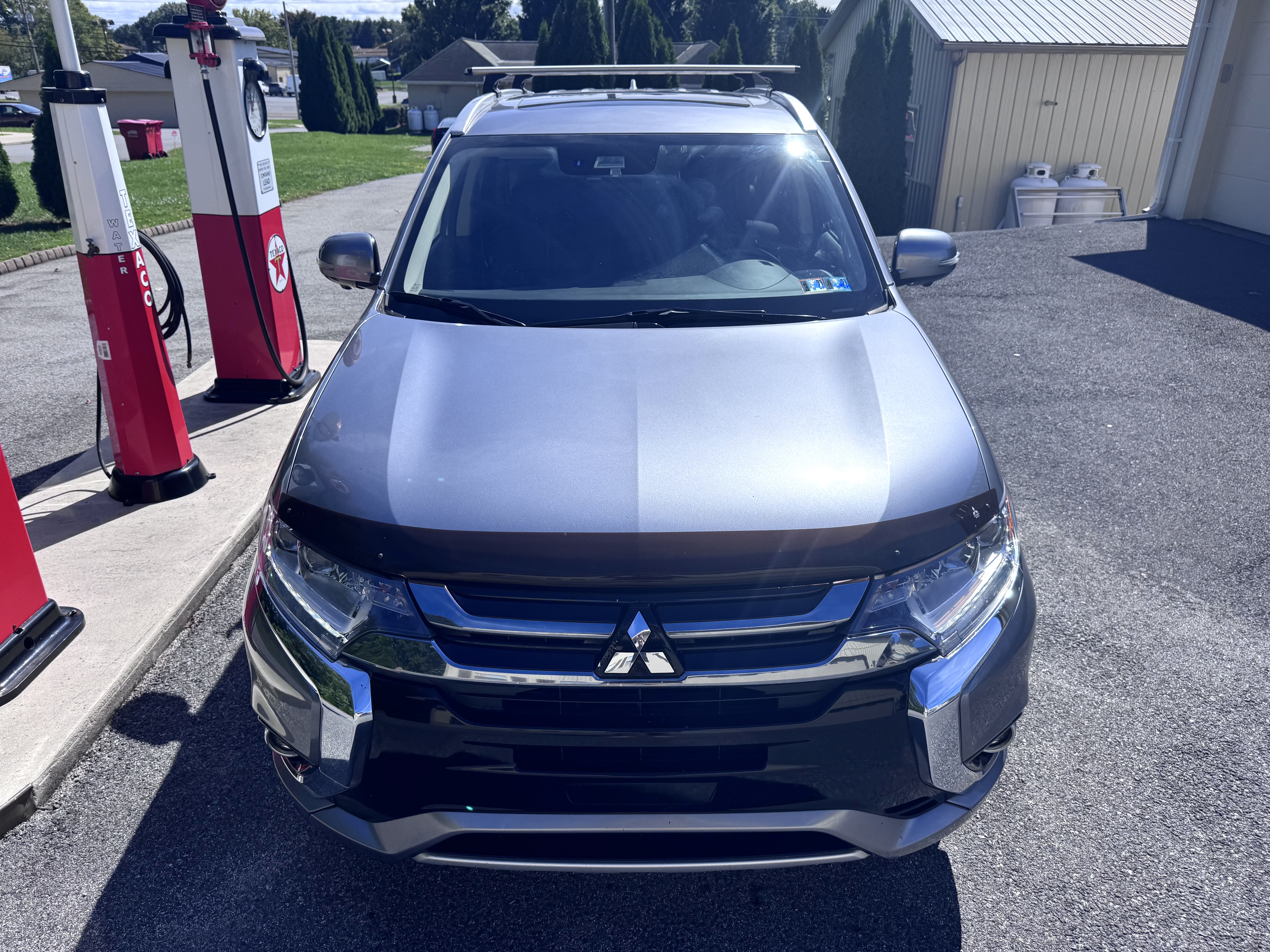 Used 2018 Mitsubishi Outlander 4WD Plug-In Hybrid image 2