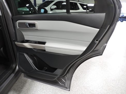 Used 2023 Ford Explorer XLT image 25