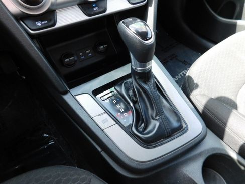 Used 2019 Hyundai Elantra SE image 17