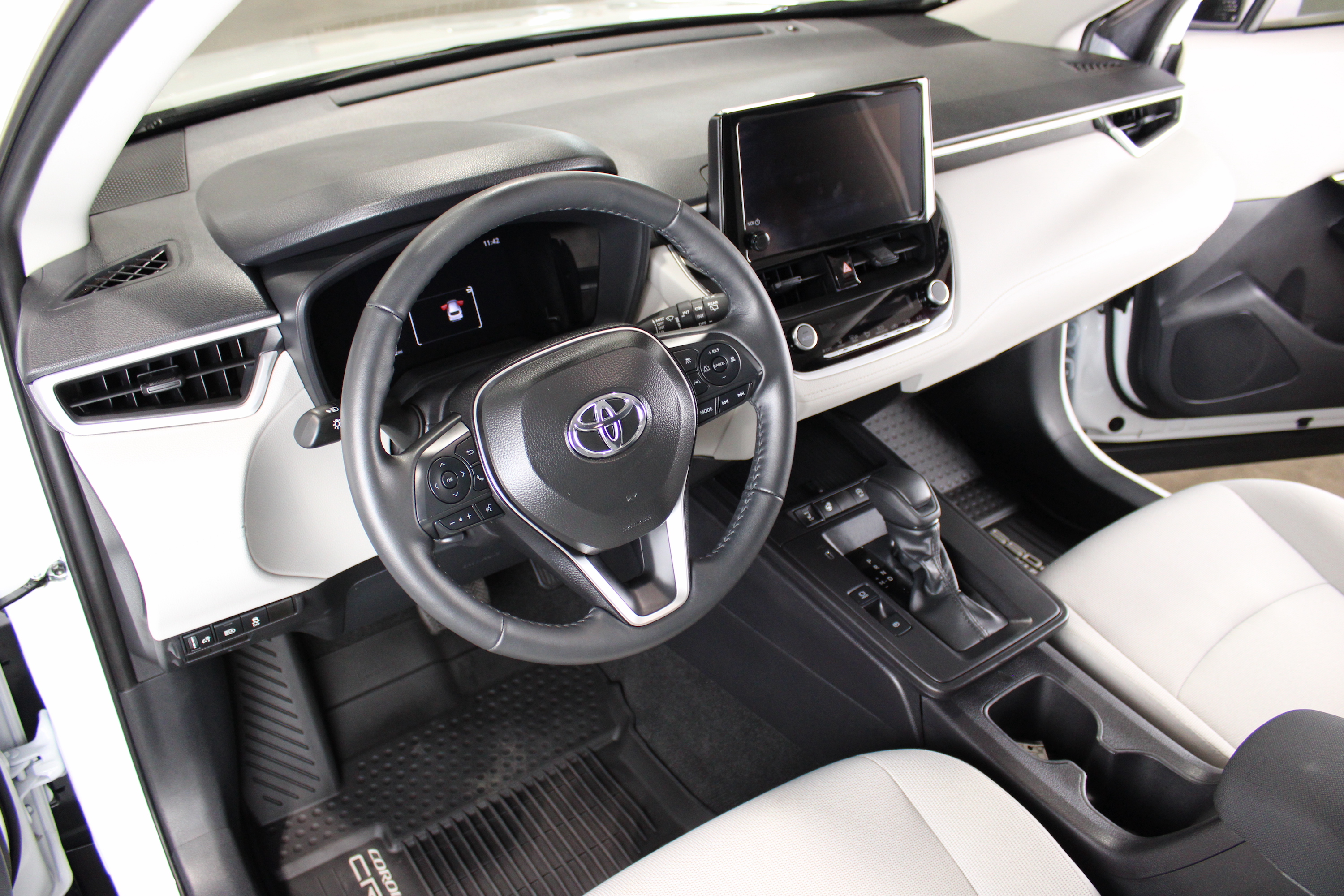 Used 2026 Toyota Corolla Cross AWD LE image 4