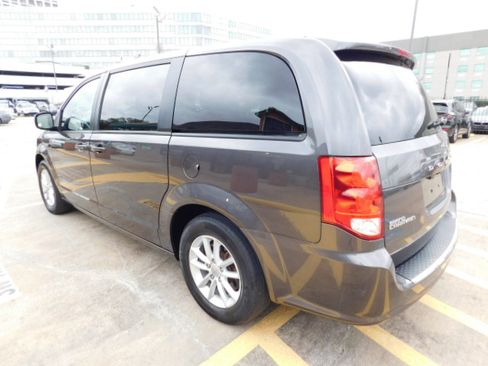 Used 2020 Dodge Grand Caravan SE image 5