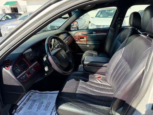 Used 2005 Lincoln Town Car Signature image 4