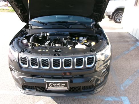 Used 2024 Jeep Compass Latitude image 10