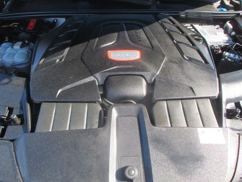 Used 2019 Porsche Cayenne Turbo image 18