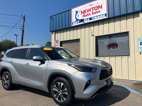 Used 2023 Toyota Highlander FWD XLE Hybrid image 16
