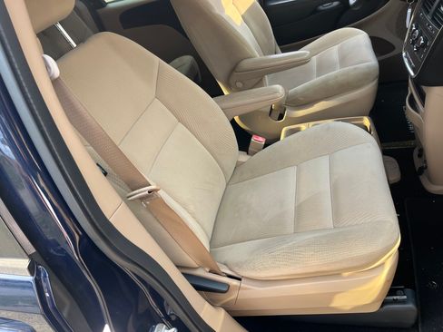 Used 2016 Dodge Grand Caravan American Value Package image 12