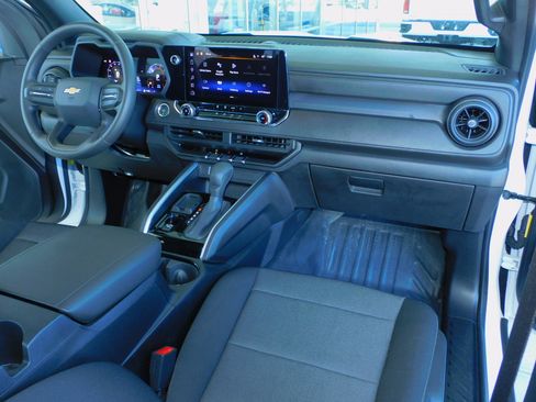 Used 2024 Chevrolet Colorado W/T image 4