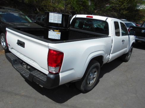 Used 2017 Toyota Tacoma image 3