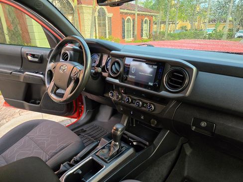 Used 2017 Toyota Tacoma TRD Sport image 12