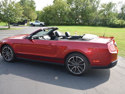 Used 2010 Ford Mustang Convertible RWD image 16