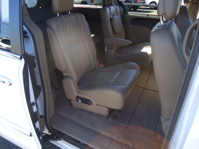 Used 2015 Chrysler Town & Country Touring-L FWD image 7